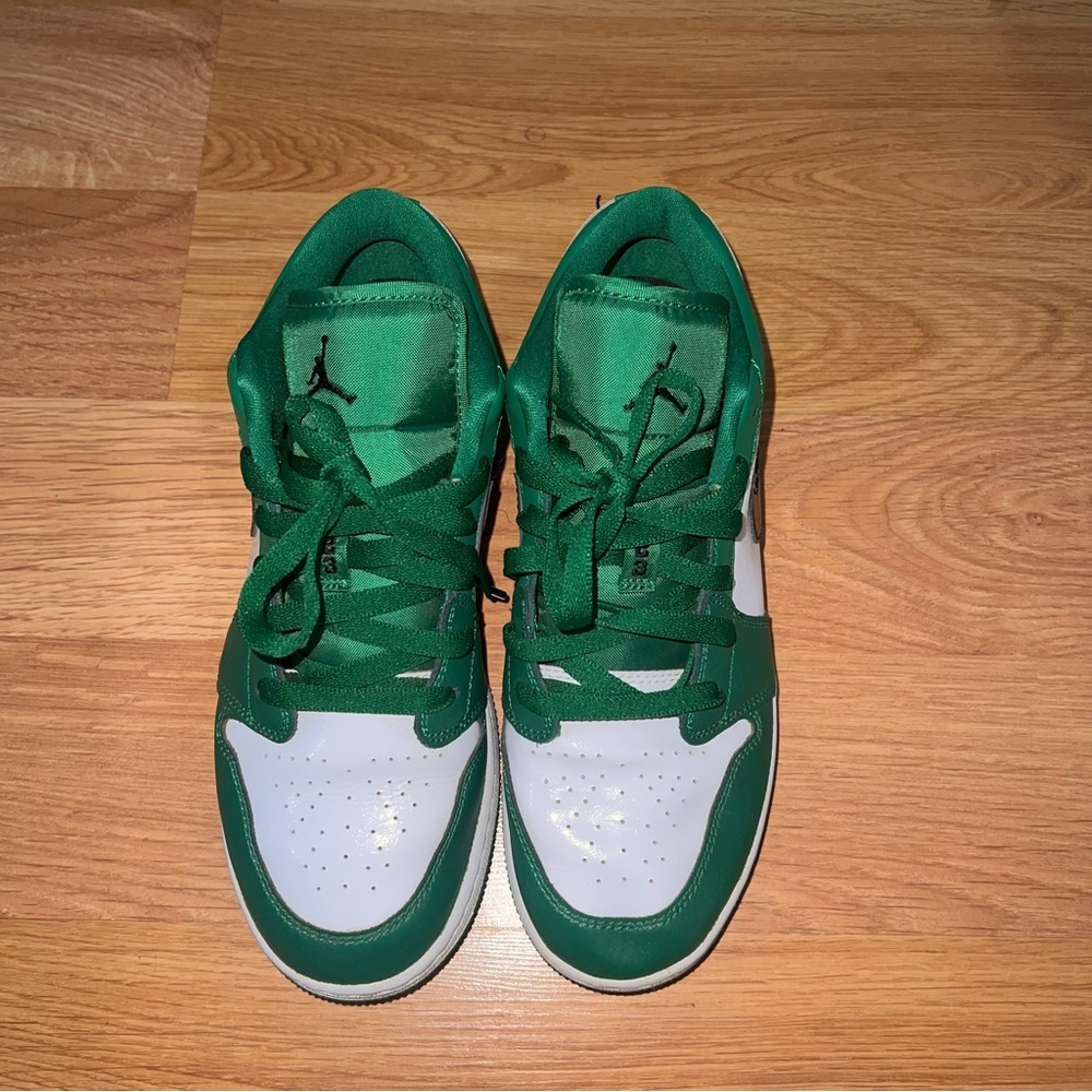 Nike Jordans 1 Low in Pine Green - Picture 2 of 6